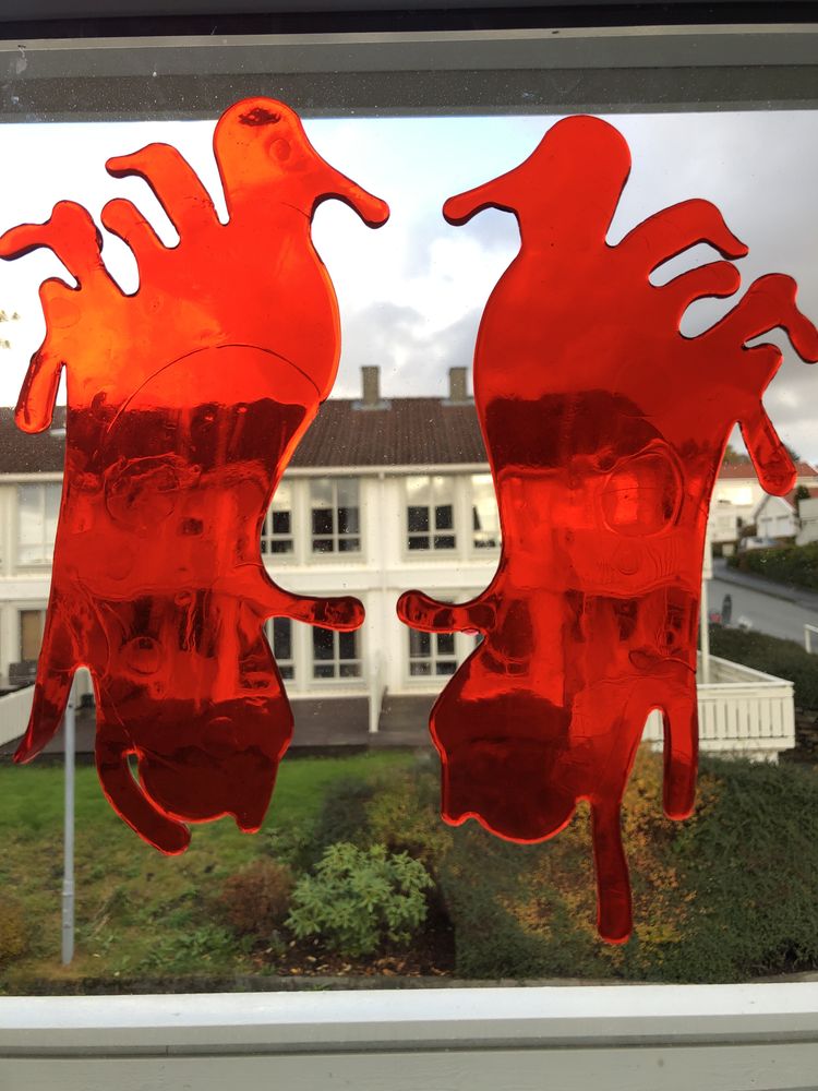 Blodige Fødder Vinduesdekoration