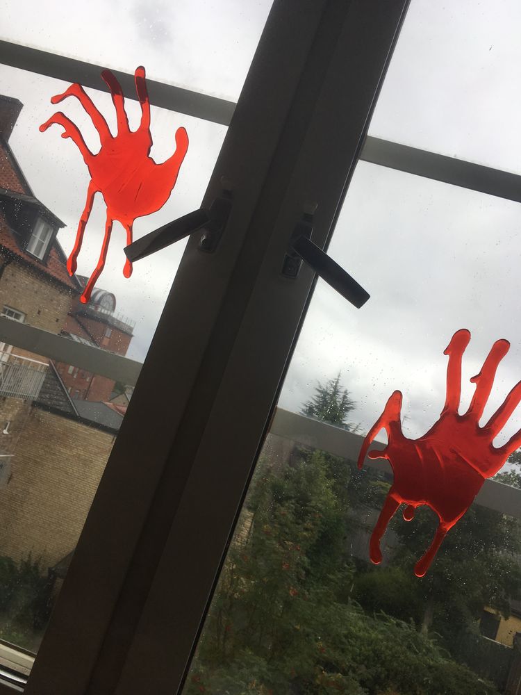 Fönsterdekoration Blodiga Händer