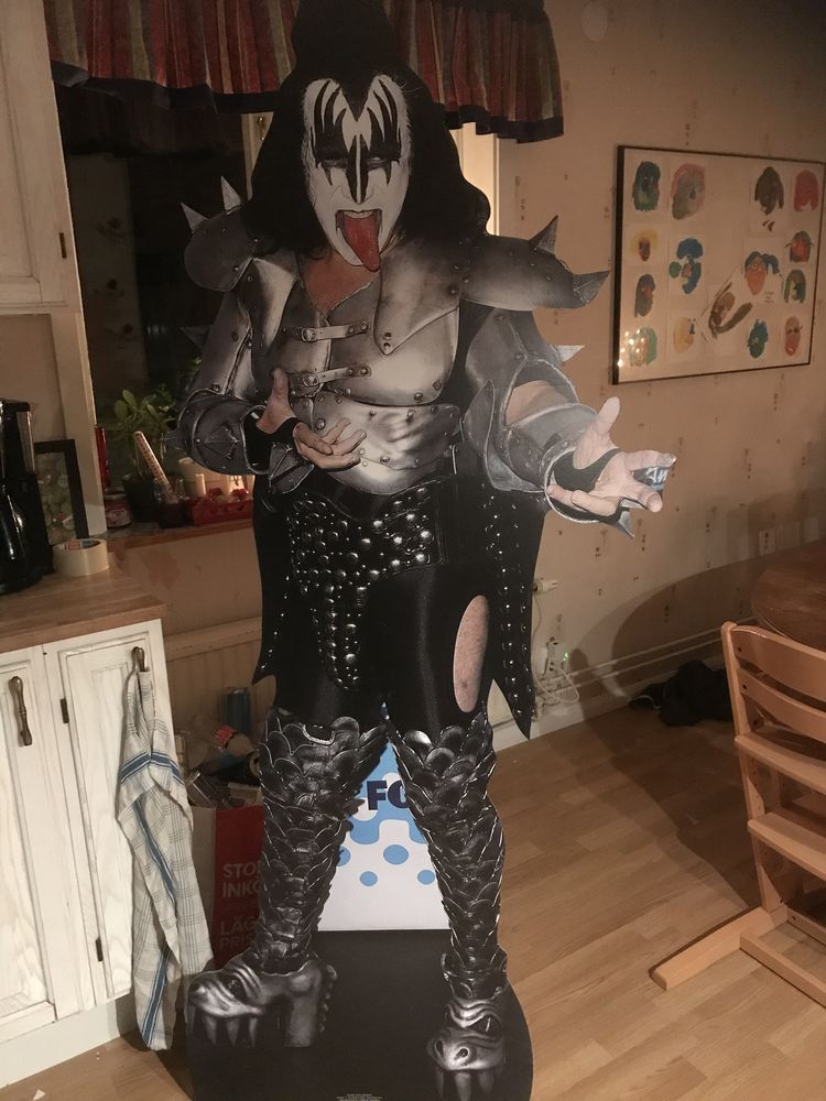 Gene Simmons Pappfigur