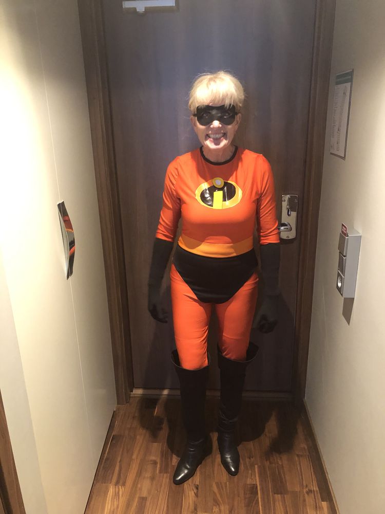 Mrs Incredible Naamiaisasu