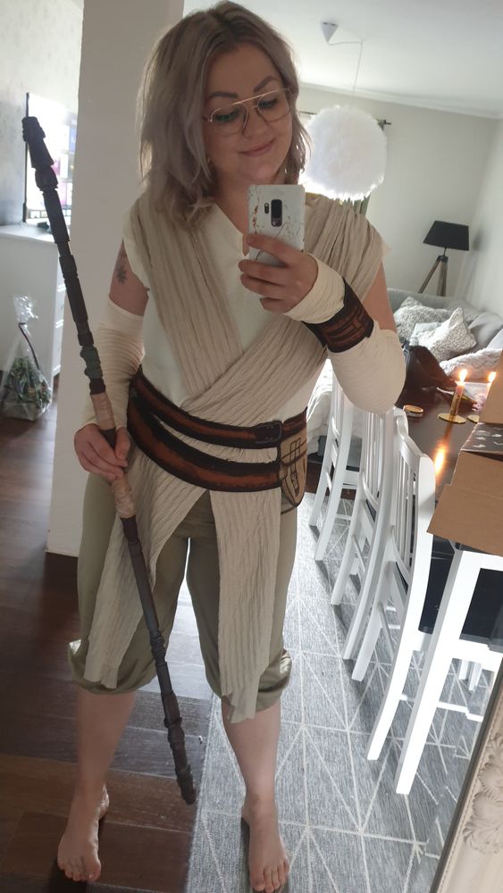 Rey Deluxe Naamiaisasu