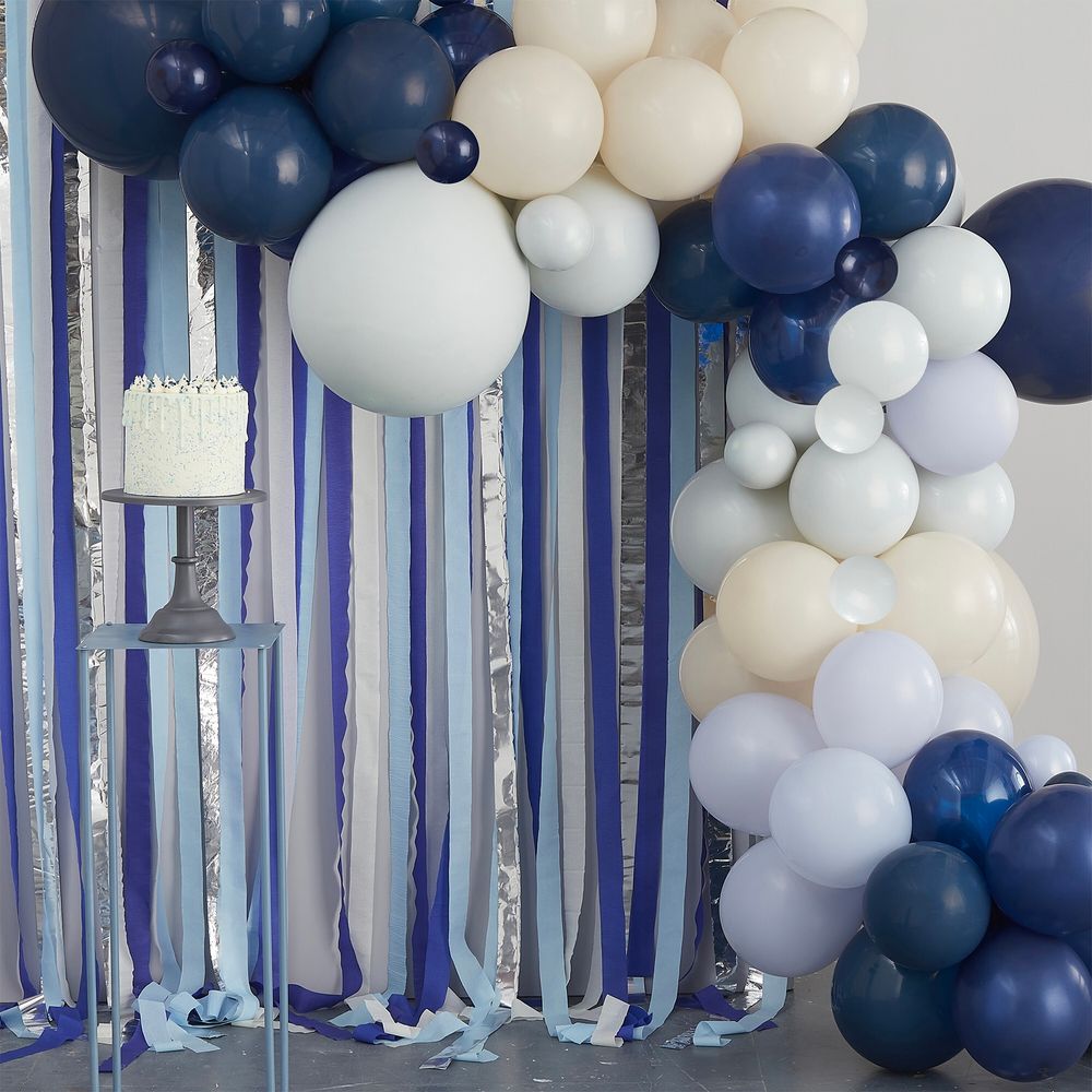 Ballonbue Backdrop Blåt Mix med Streamers