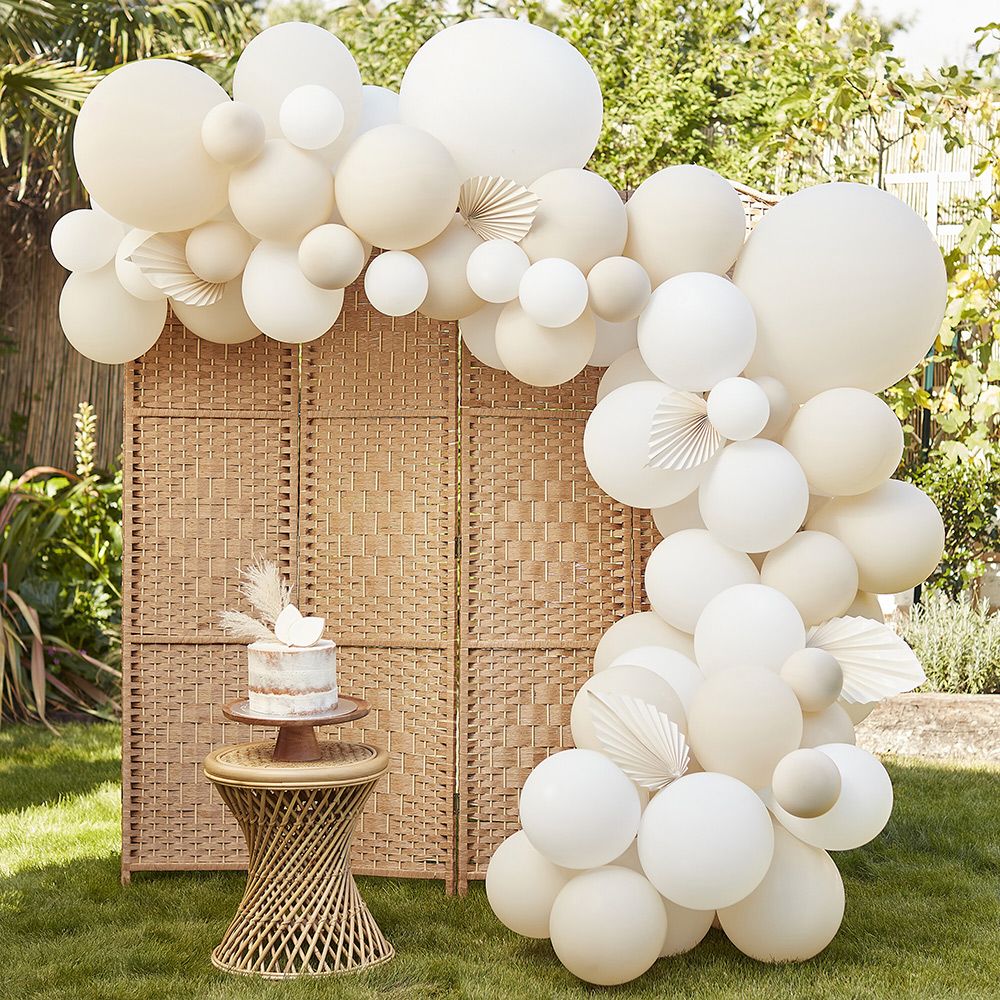 Ballongbåge Vit/Beige med Pappersfjädrar