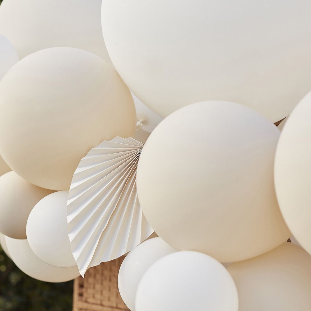 Ballongbåge Vit/Beige med Pappersfjädrar