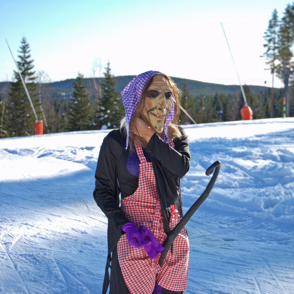 Gammel Heks med Skjerf Maske