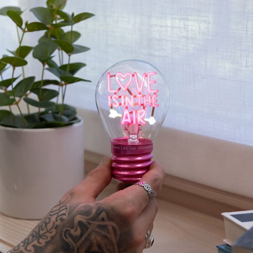 Bordlampe i lyspæreform Love is in the air