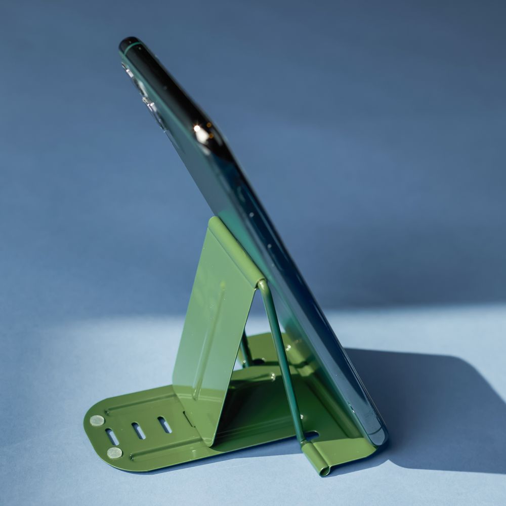 Sammenleggbar mobilholder i metall