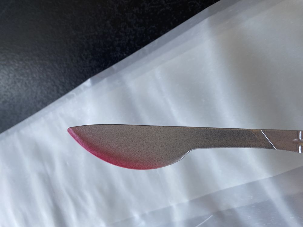 Blodig Kirurgkniv i Plast