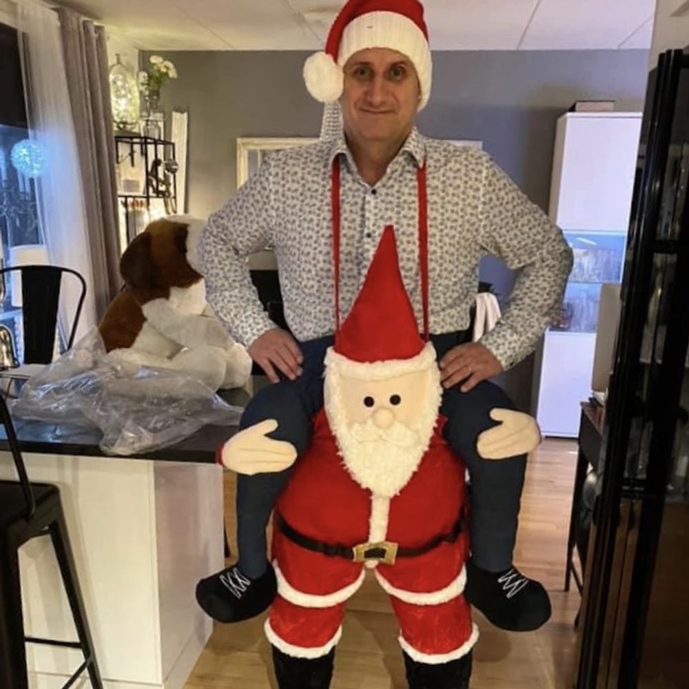 Ridende på Nisse Kostyme