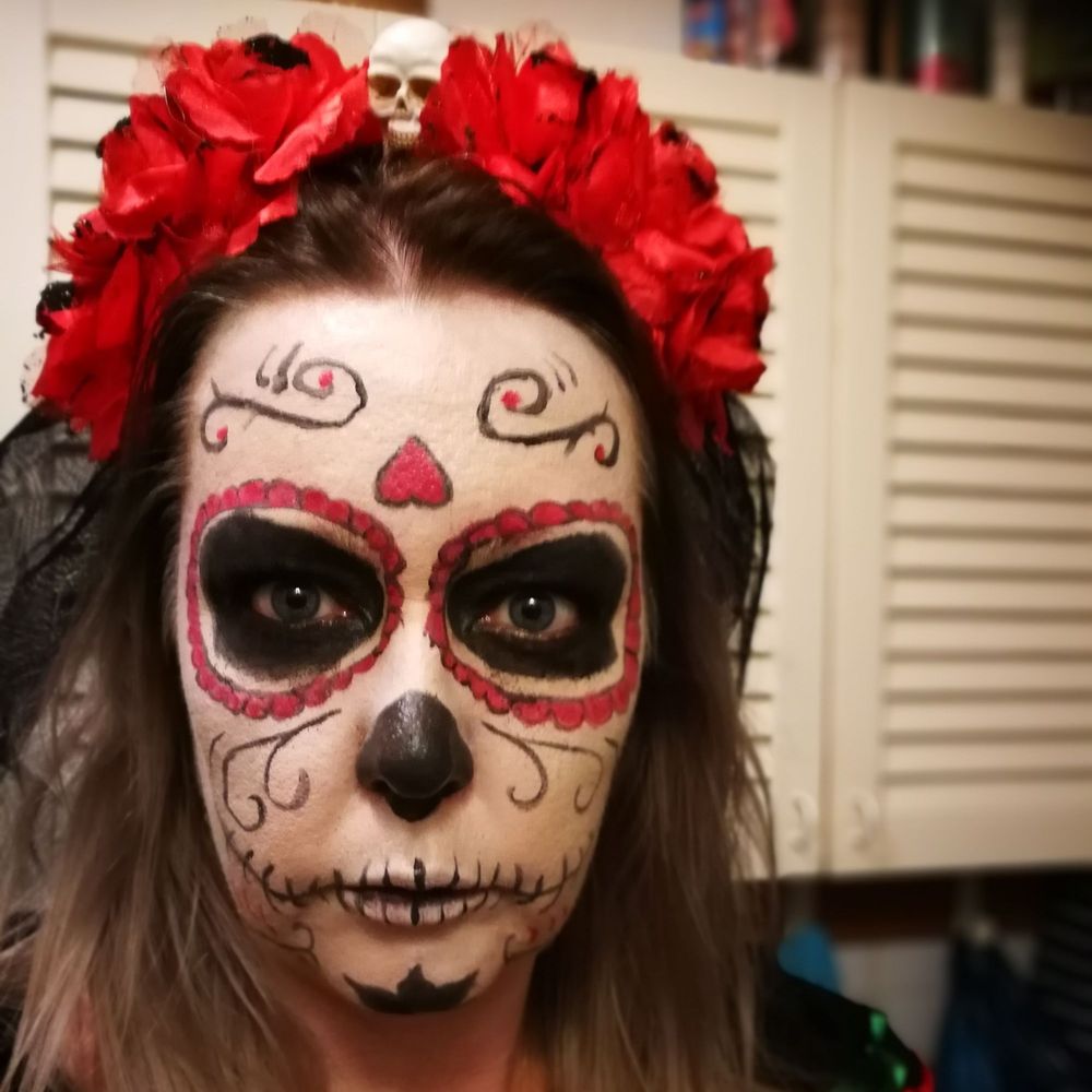 Day of the Dead Diadeemi Punaisilla Ruusuilla