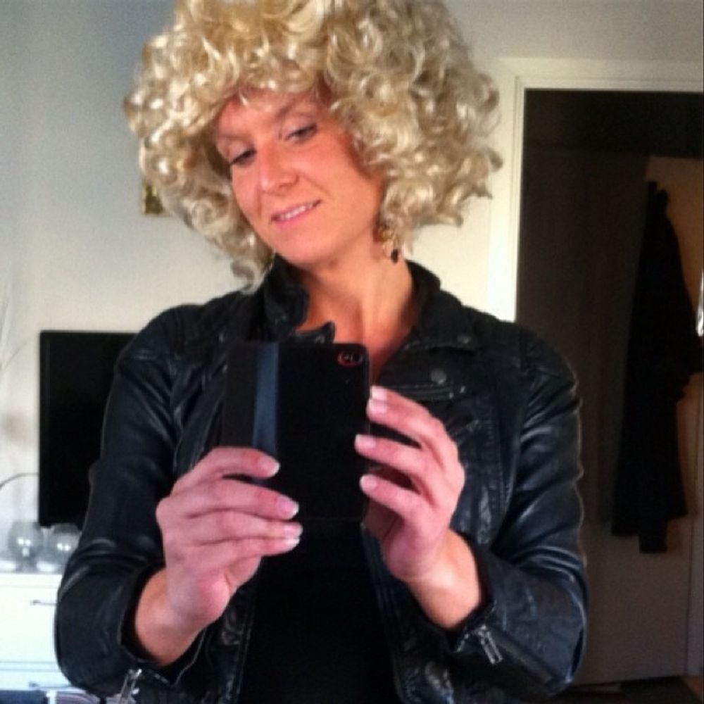 Grease Sandy Krøllete Parykk