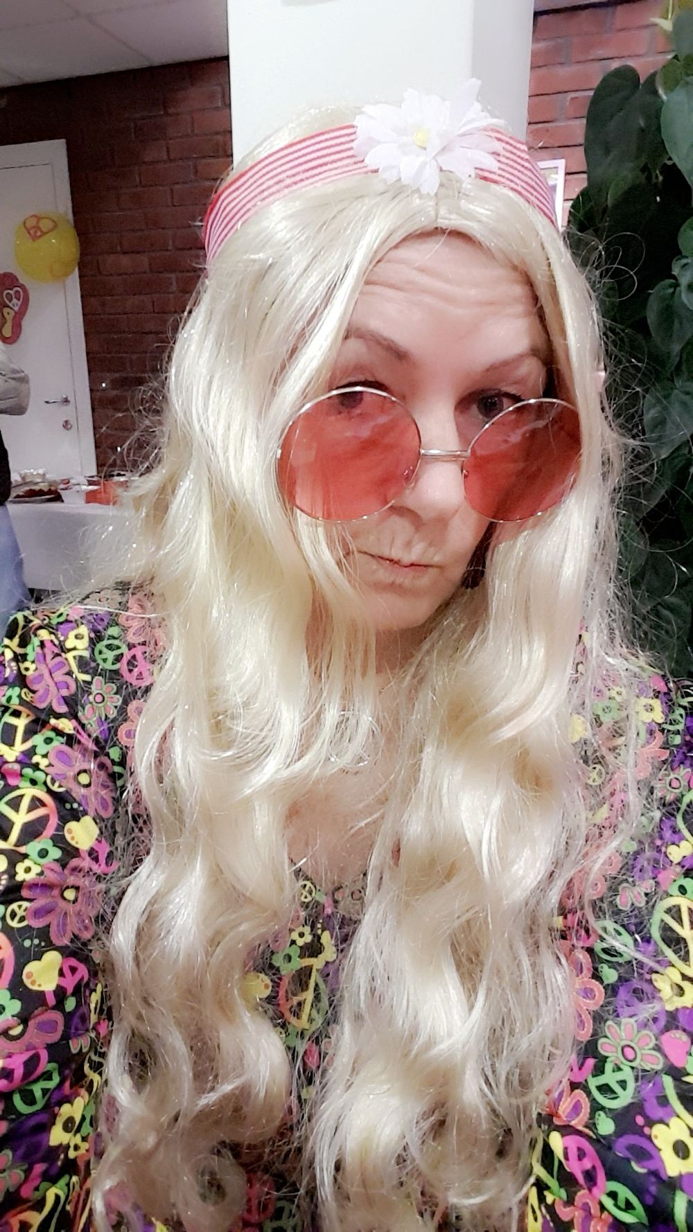 Groovy Blond Paryk med Blomster