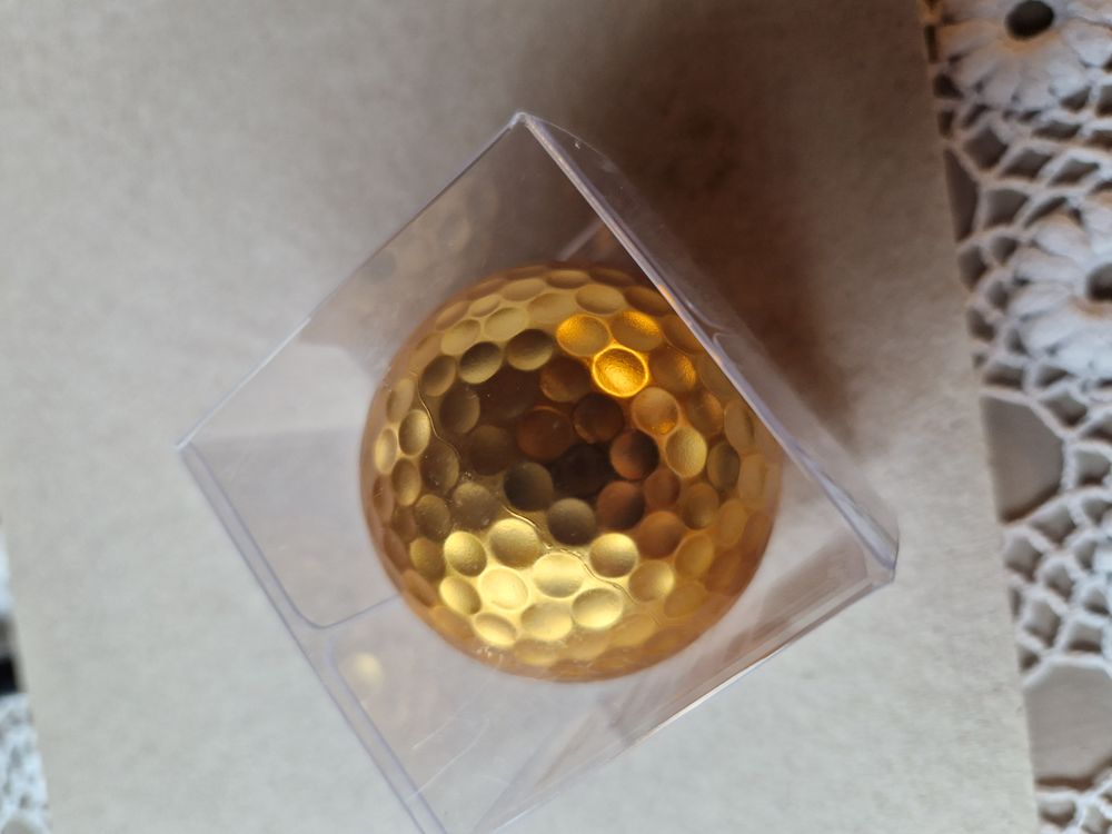 Guldfärgad Golfboll