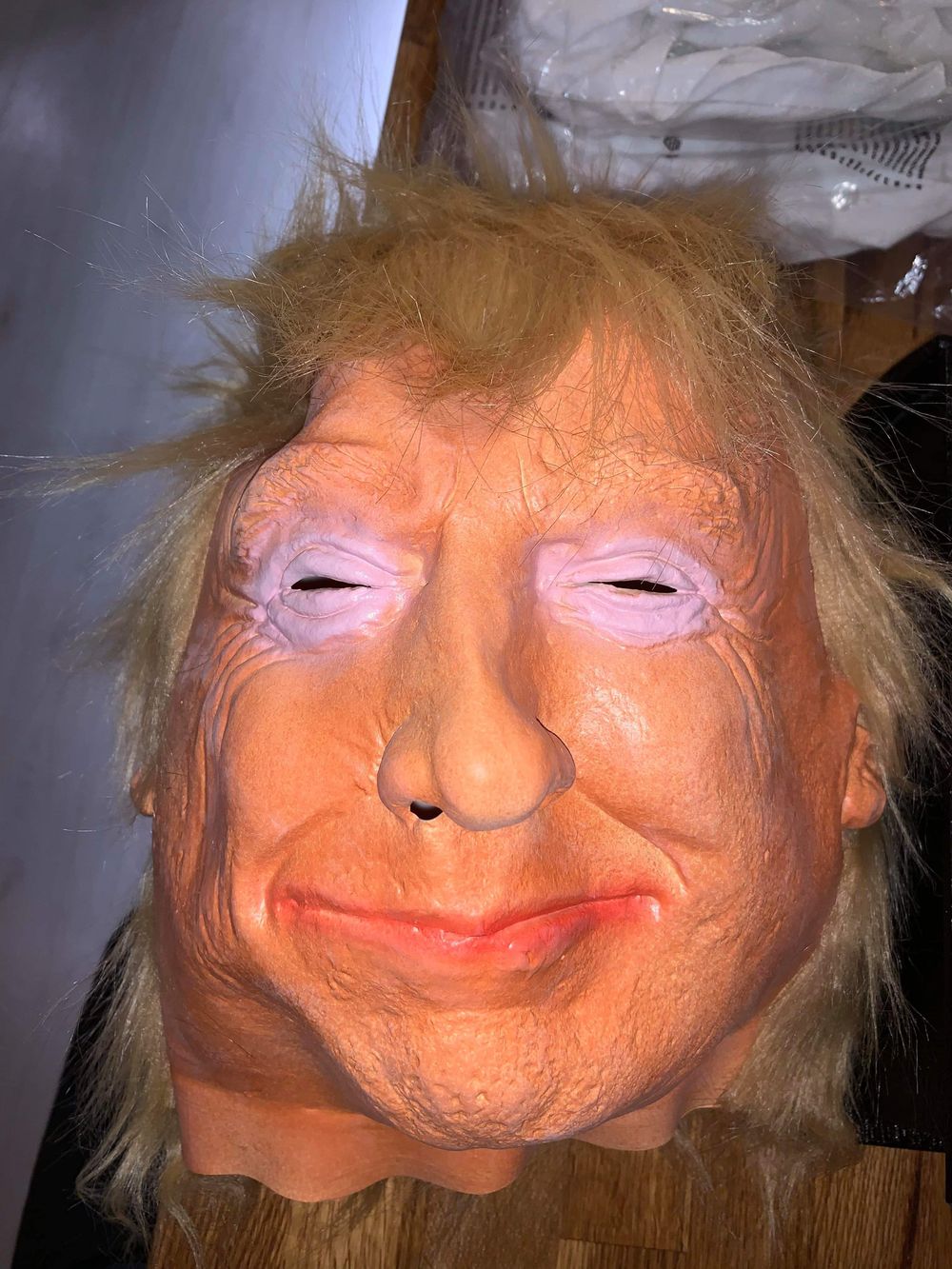 Lateksi-naamari Donald Trump