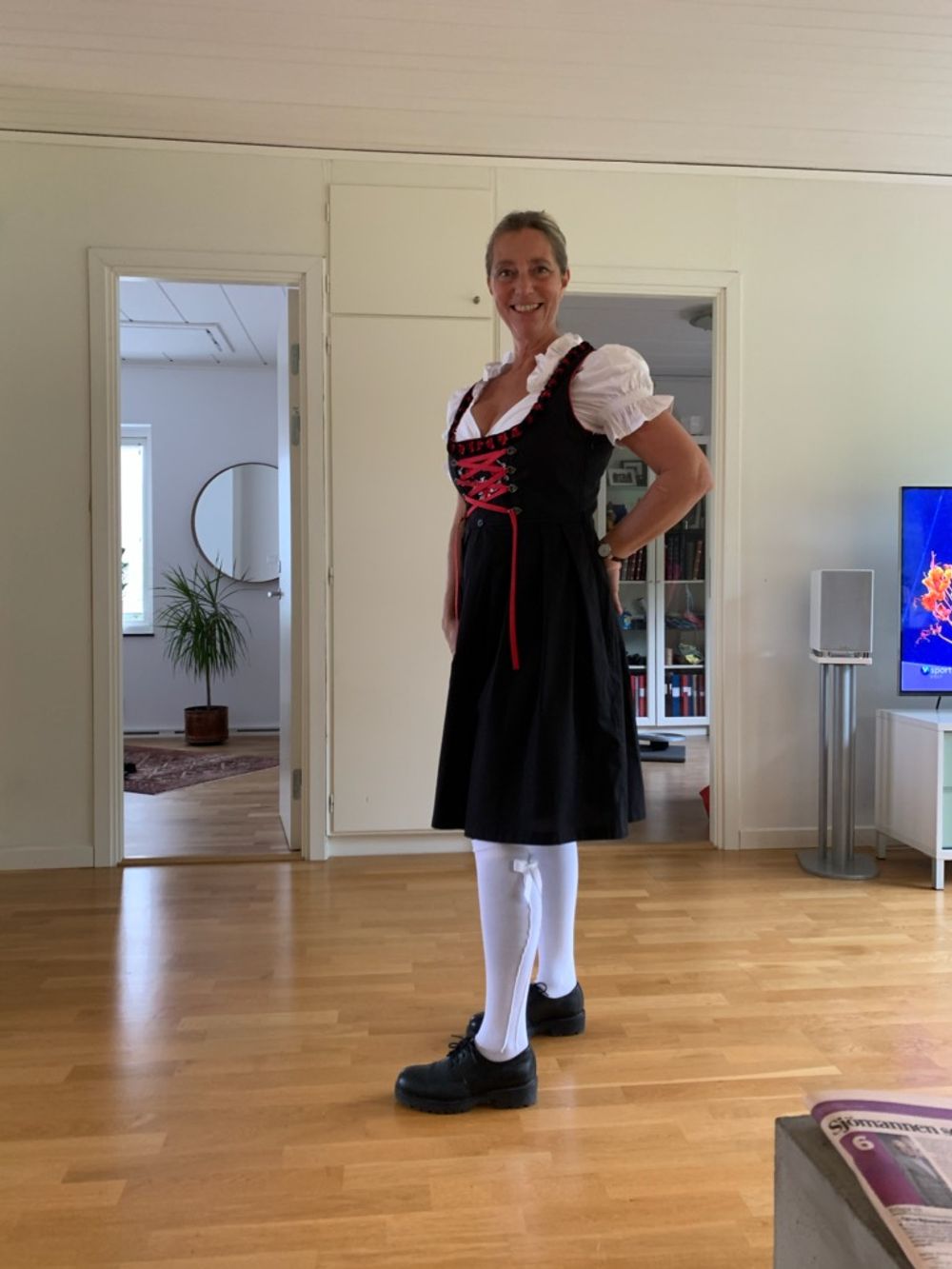Oktoberfest Dirndl Svart/Röd Maskeraddräkt