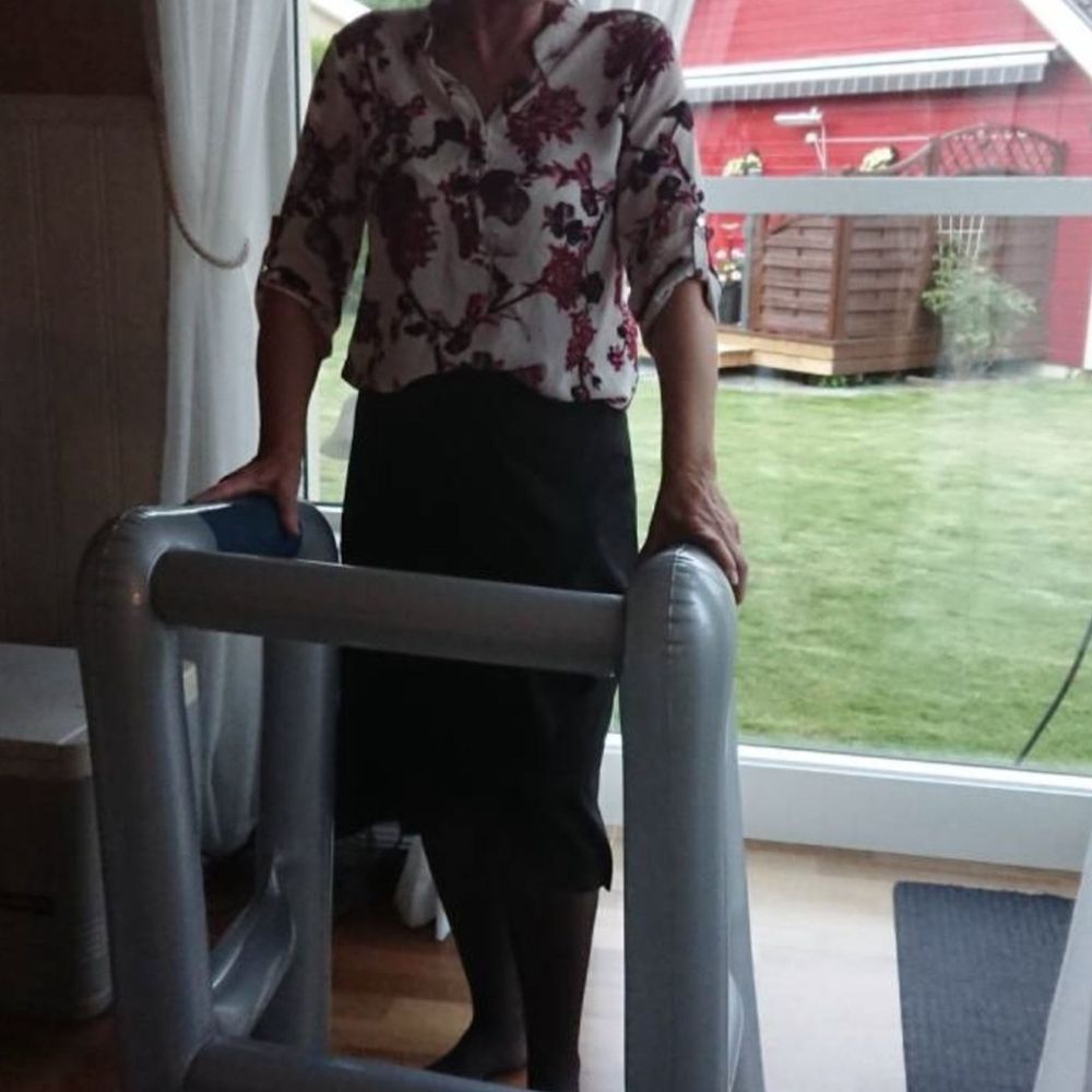 Ilmatäytteinen kävelytuki