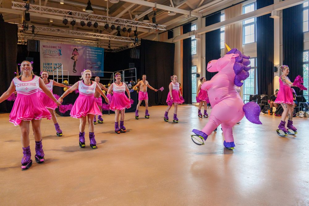 Puhallettava vaaleanpunainen yksisarvisen naamiaisasu