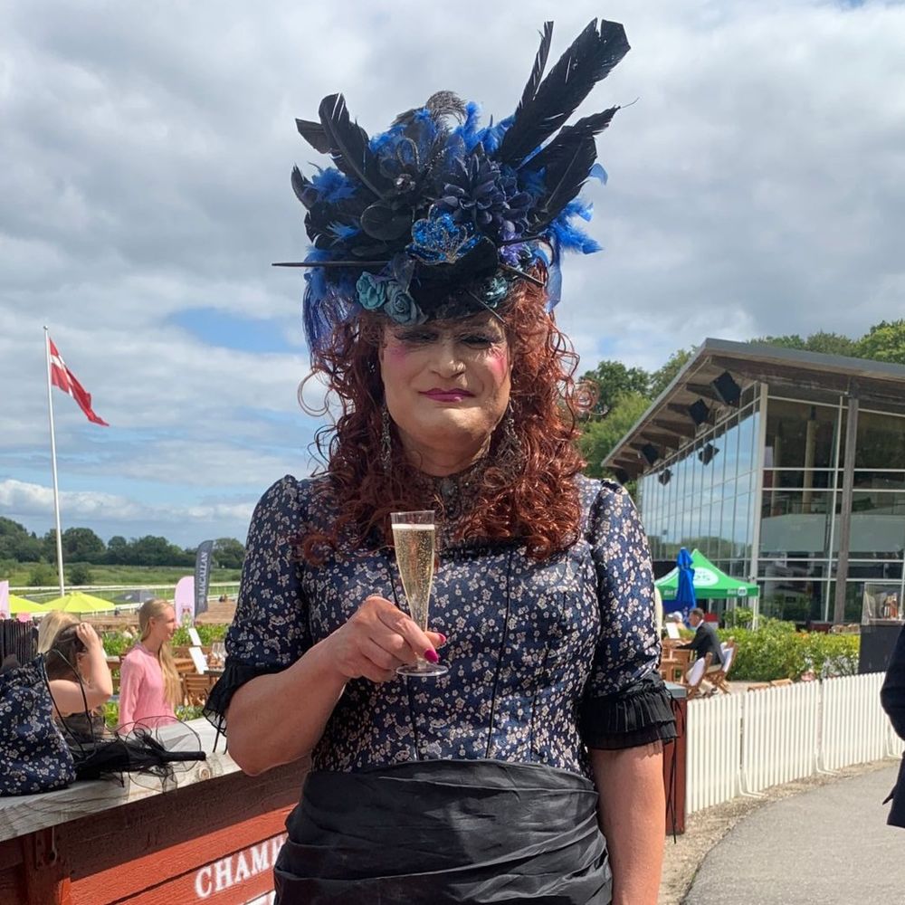 Saloon Girl Rød Krøllet Paryk