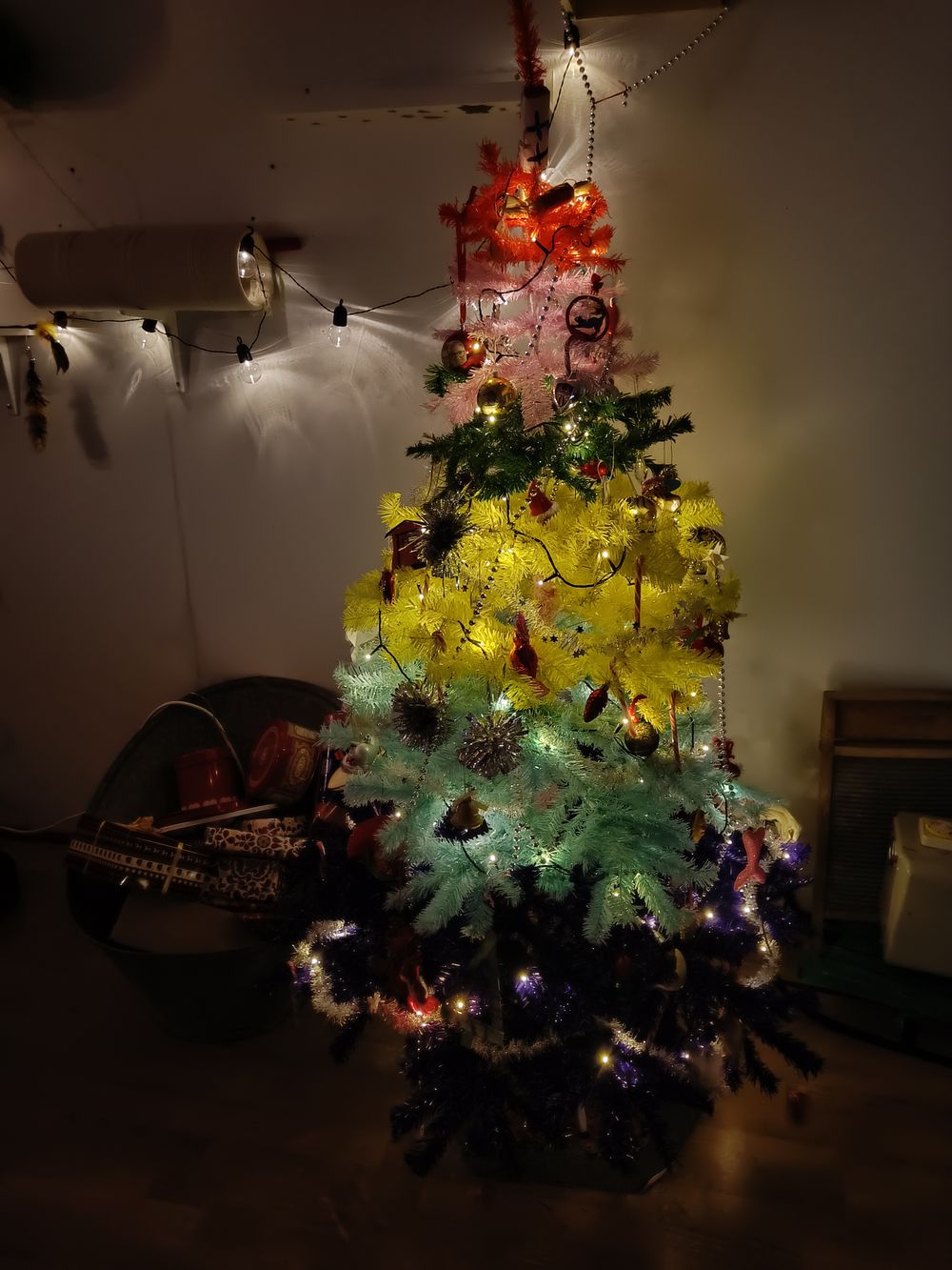 Regnbågsfärgad Julgran