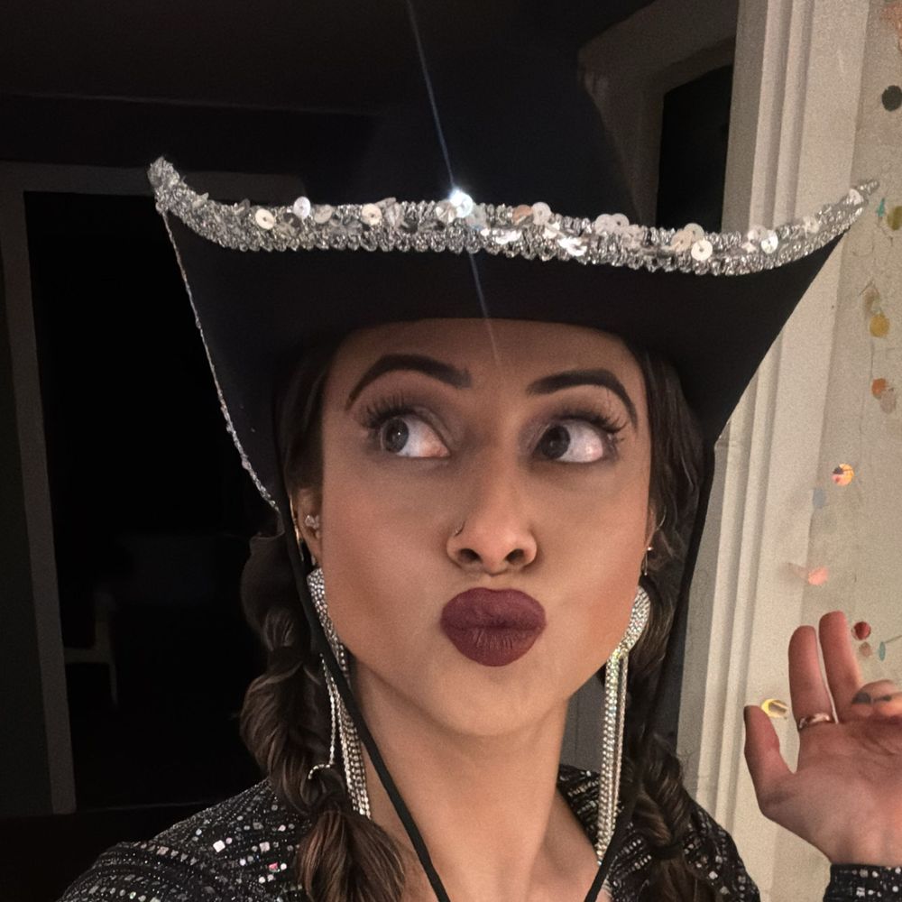 Musta Cowboyhattu Hopeapaljeteilla