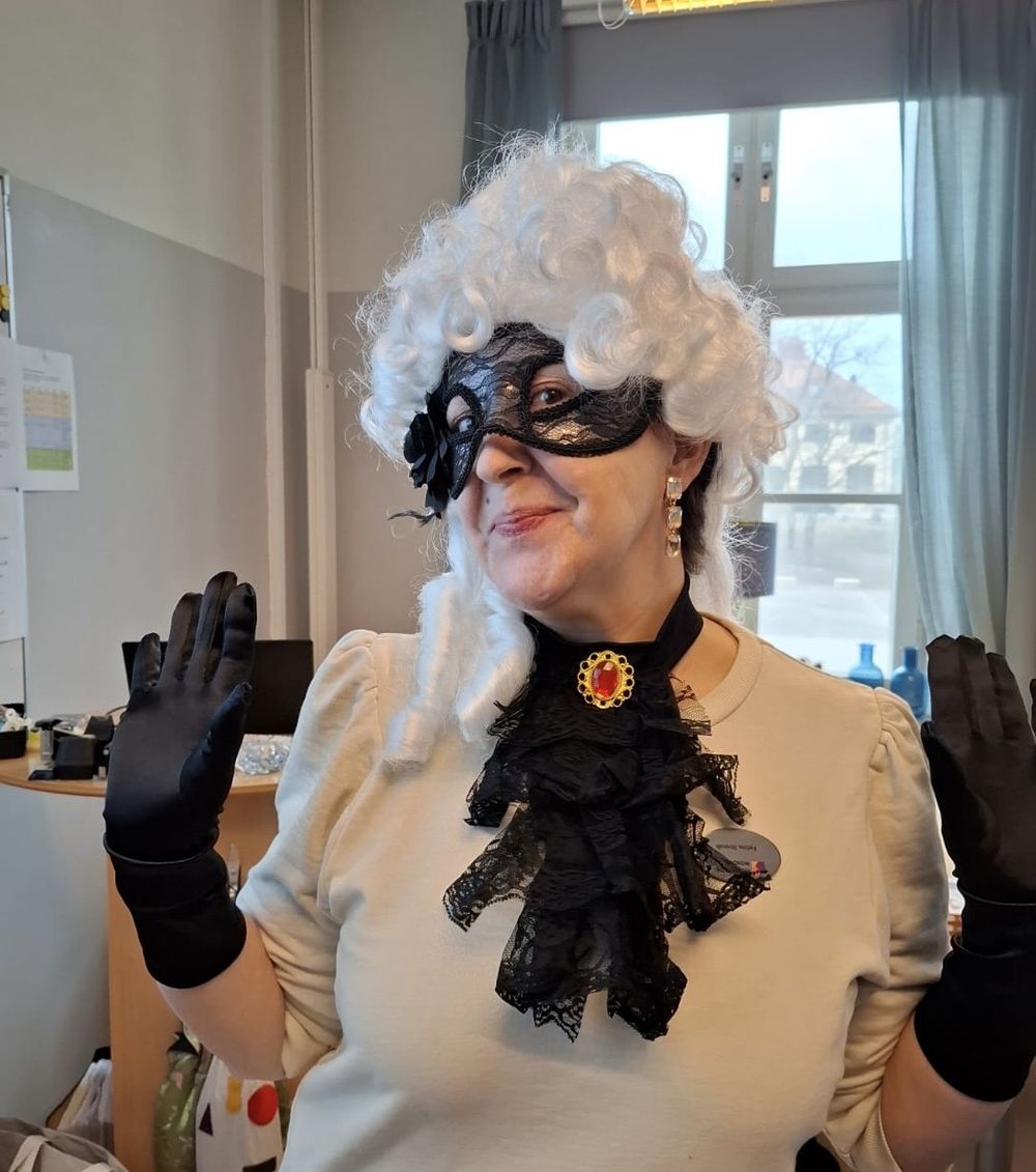 Svart Halskrås i Spets