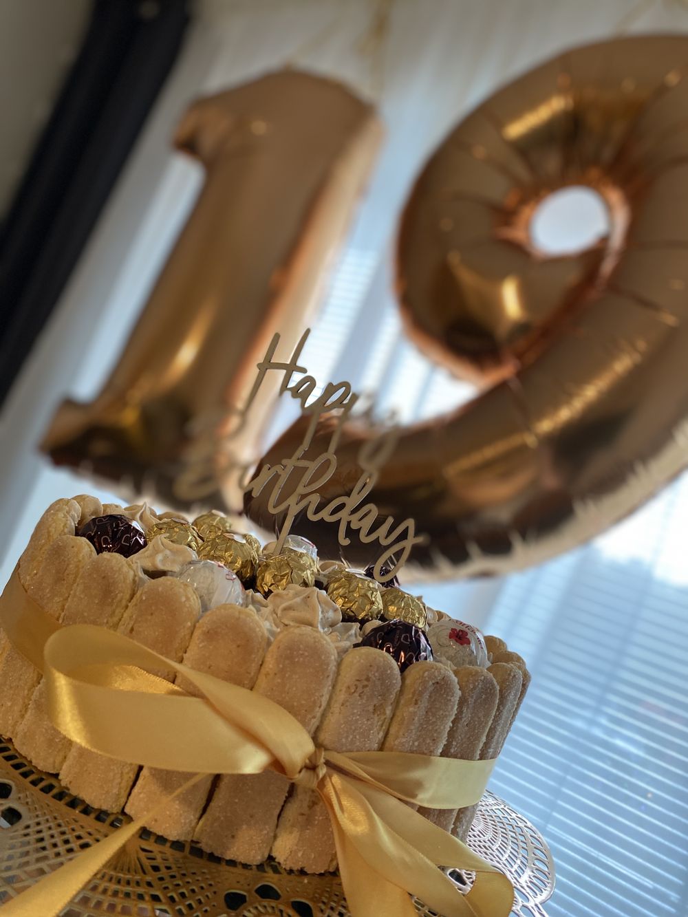 Kakedekorasjon i Tre Happy Birthday