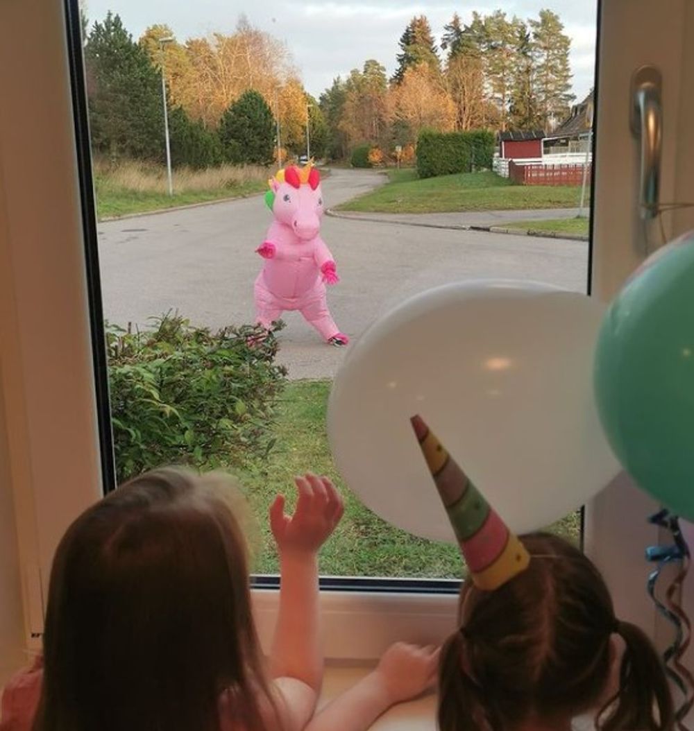 Oppblåsbar Enhjørning med Regnbuefarget Man Kostyme