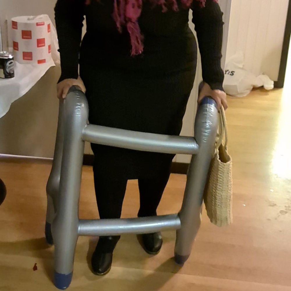Ilmatäytteinen kävelytuki