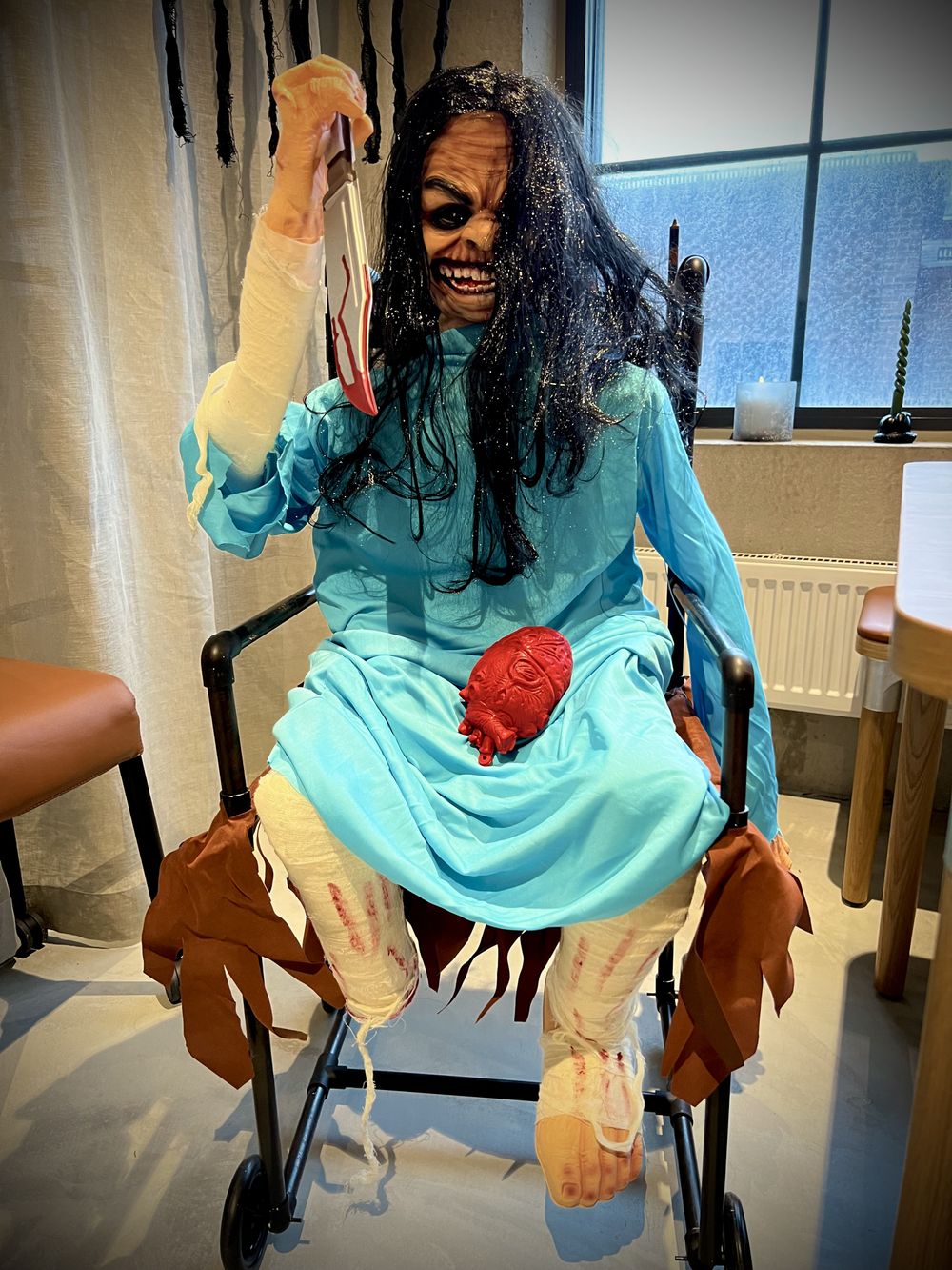 Zombi Pyörätuolissa Rekvisiitta
