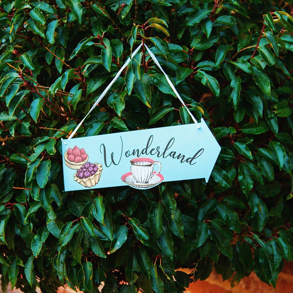 Skilte med Tekst Alice Wonderland