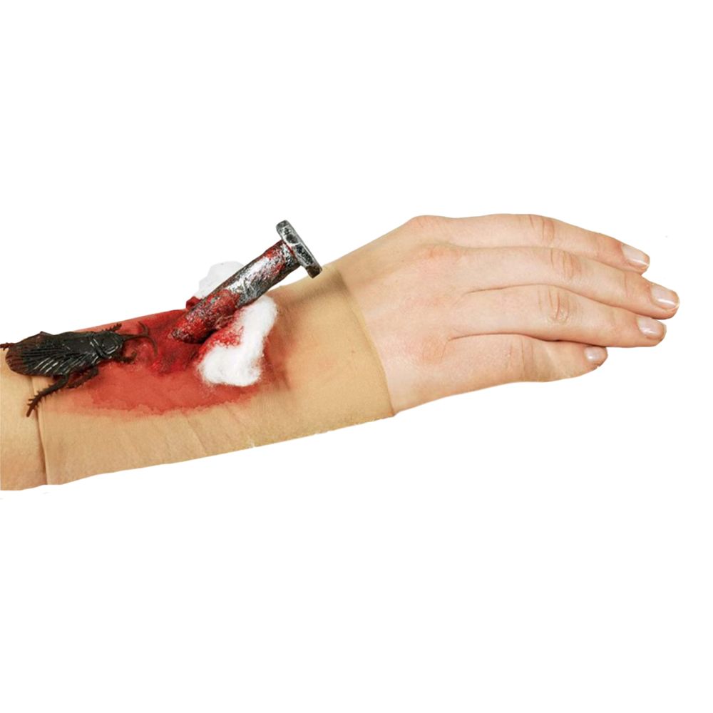 Spik Genom Hand med Kackerlacka