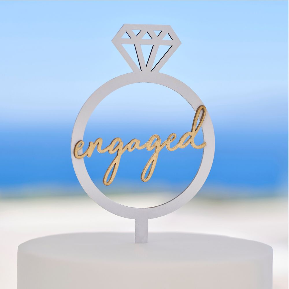 Kakkukoriste Engaged Puuta