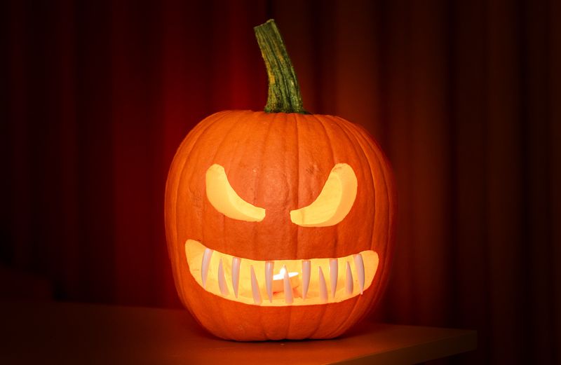 Uhyggeligt halloween-græskar med tænder
